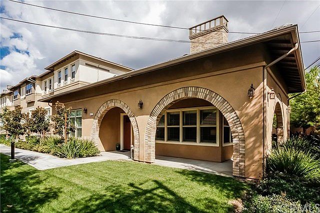 FRONT OF HOUSE WITH FRONT YARD