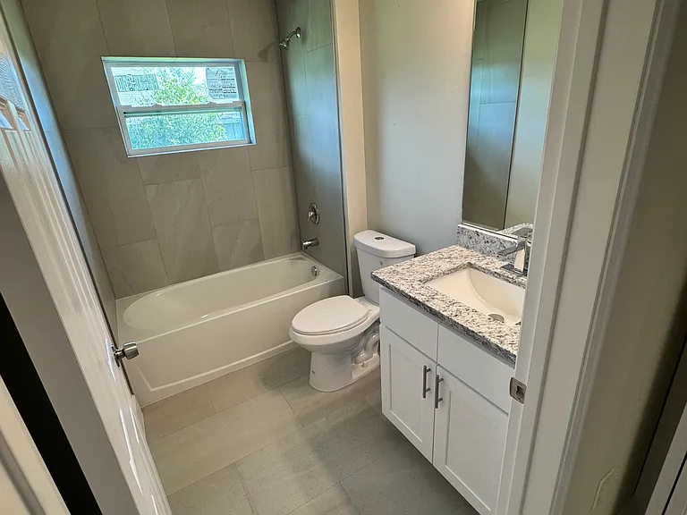 736 Gilbert Ave S — Photo 9