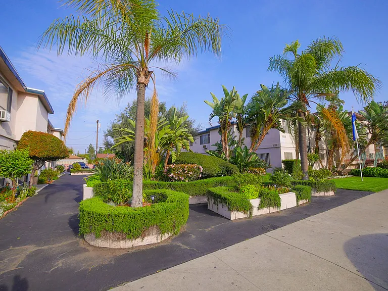 6944-6954 Coldwater Canyon Ave — Photo 9