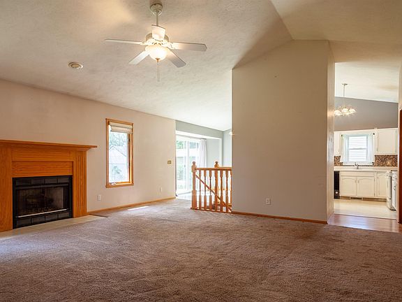5th image of 401 Hawkins Dr