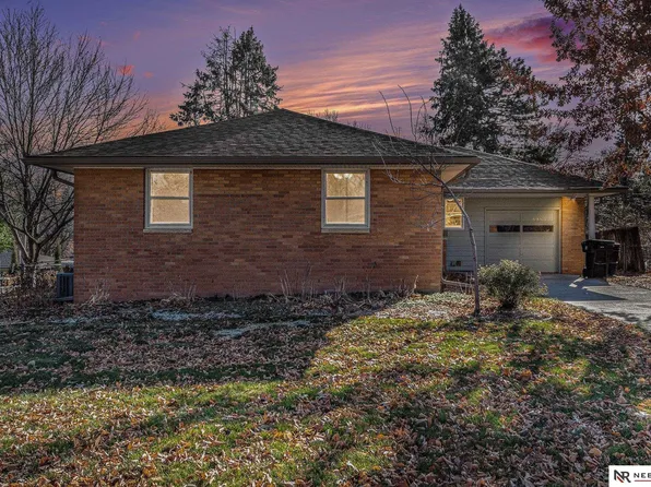 5955 Sumner St, Lincoln, NE 68506