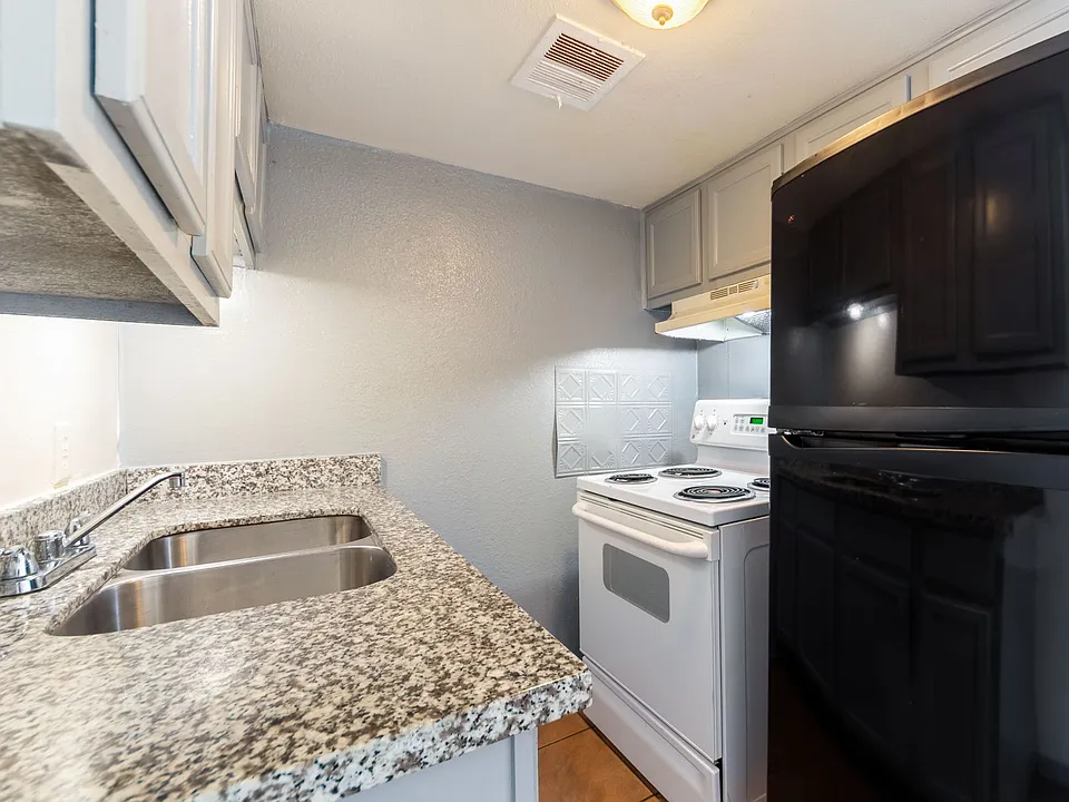 1800 N Wayside Dr #21