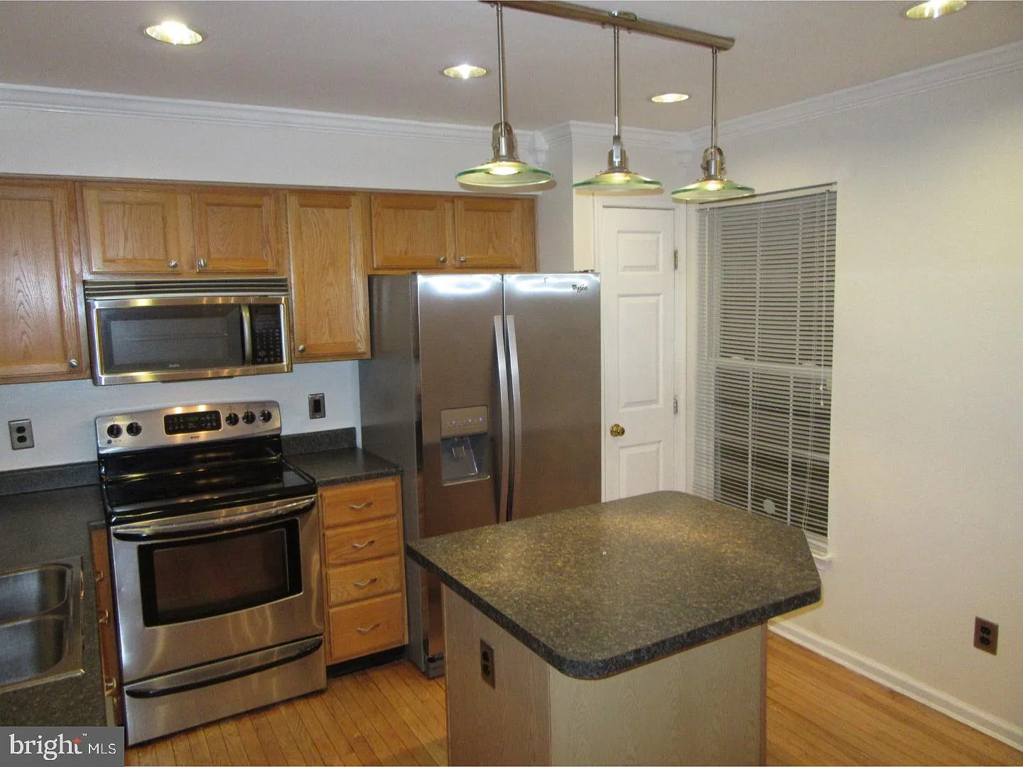 3 bed, 2.5 bath, 2550 sqft, $2,100 — Photo 3