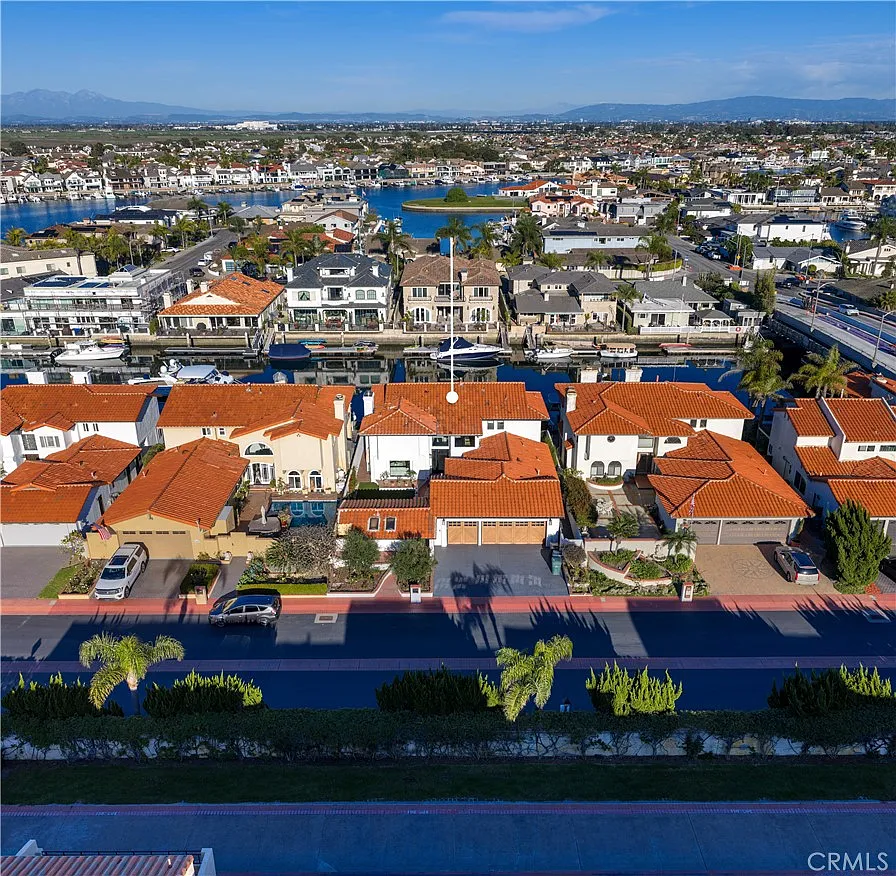 5 bed, 3.5 bath, 4200 sqft, $25,000 — Photo 2