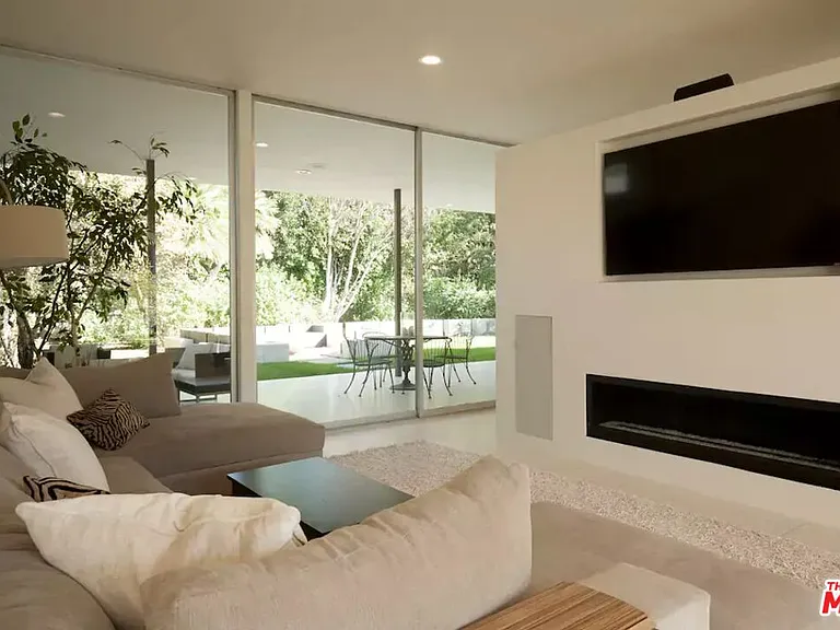 5470 Katherine Ave — Photo 2