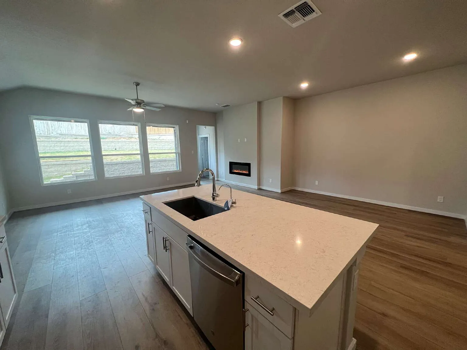 3 bed, 2.0 bath, 1661 sqft, $1,795 — Photo 4