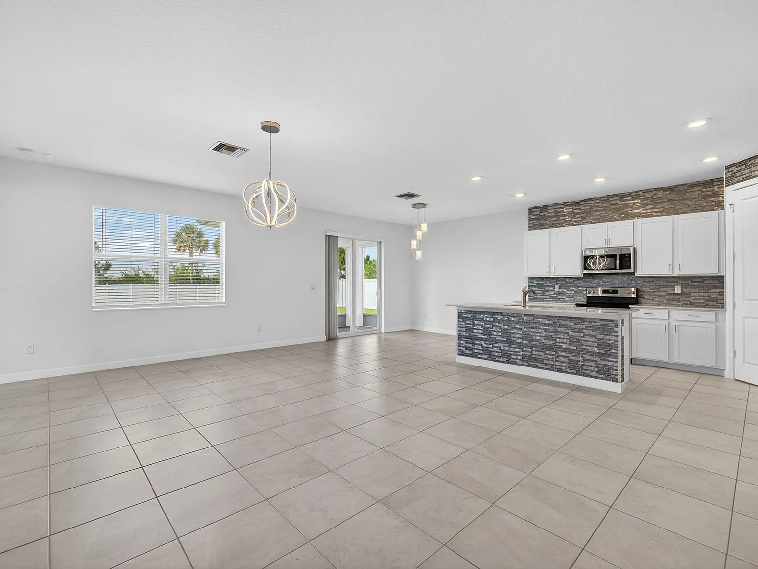 4 bed, 2.0 bath, 1935 sqft, $3,000 — Photo 3