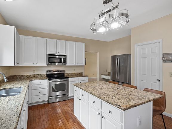 5th image of 1885 Williamstown Dr