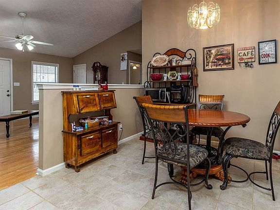 4th image of 2562 Phillip Ln