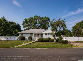 353 40th St, Copiague, NY 11726