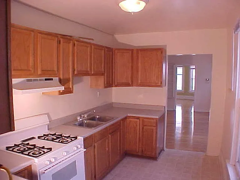 219 E Mifflin St — Photo 9