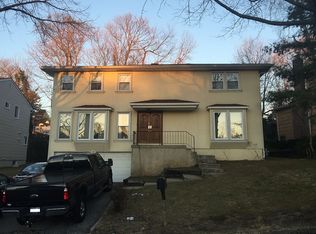 40 Carriage Rd, Great Neck, NY 11024