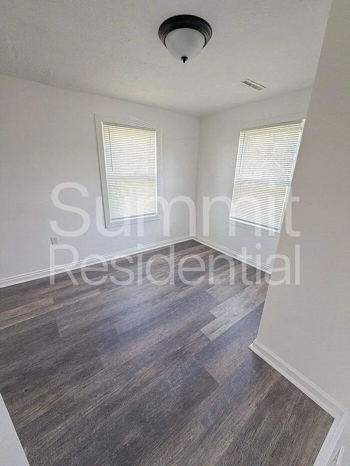 2 bed, 1.0 bath, 780 sqft, $995 — Photo 1