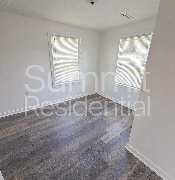 1137 Country Club Dr