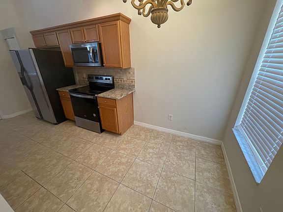 4th image of 696 Seabrook Ct Unit 203