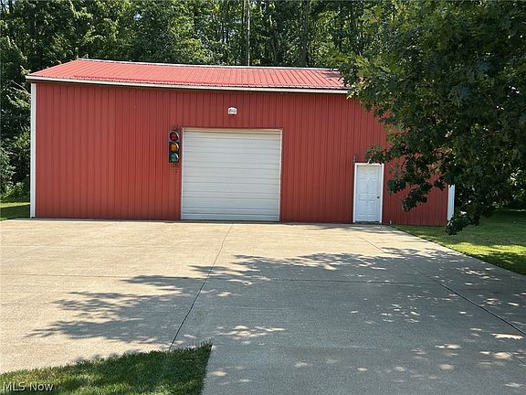 4th image of 110 Railroad St