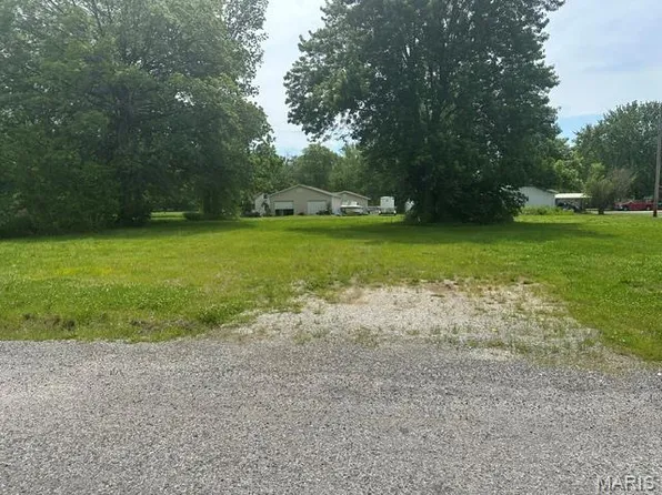 412 E Donnewald St, Worden, IL 62097