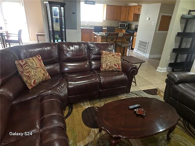 5 bed, 3.0 bath, 3000 sqft, $2,900 — Photo 2