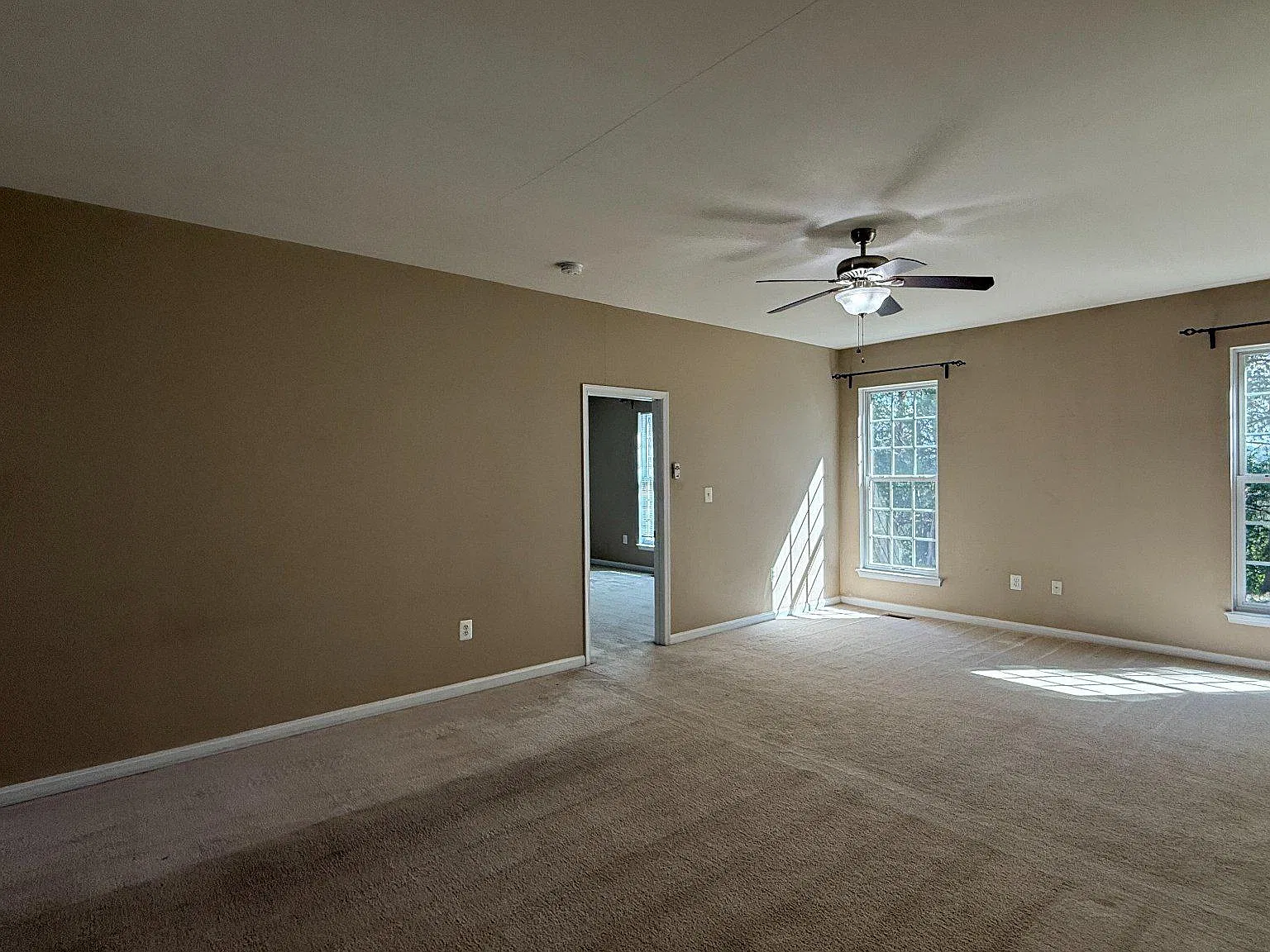 3 bed, 2.0 bath, 2214 sqft, $2,100 — Photo 3