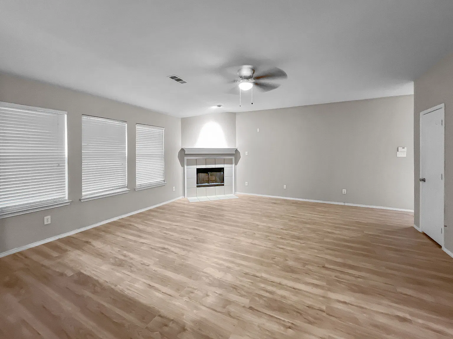 3 bed, 1595 sqft, $2,100 — Photo 3