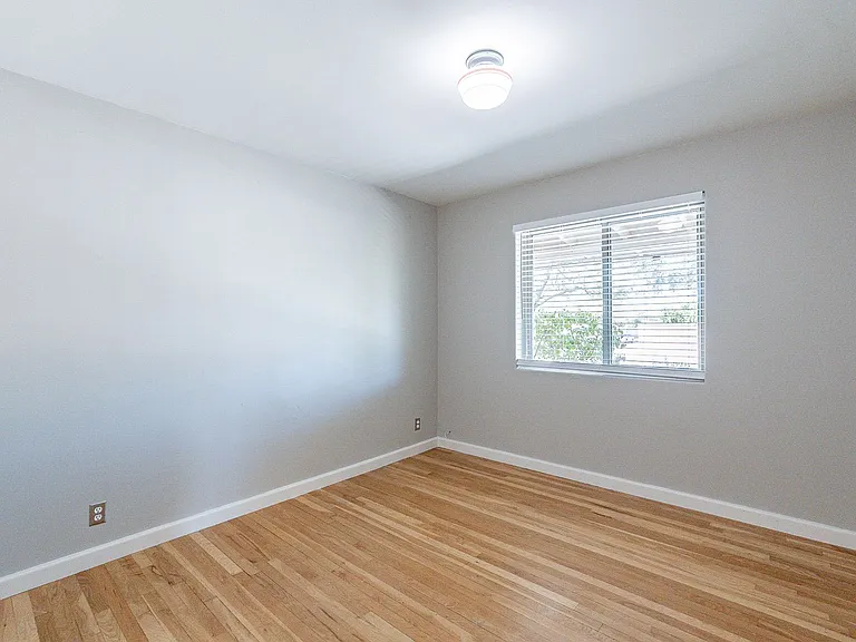 102 N Avenida Carolina — Photo 22