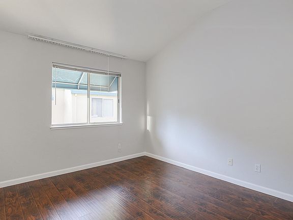 5th image of 422 Galleria Dr