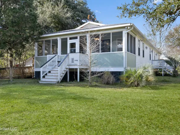 104 Felicity St, Bay Saint Louis, MS 39520