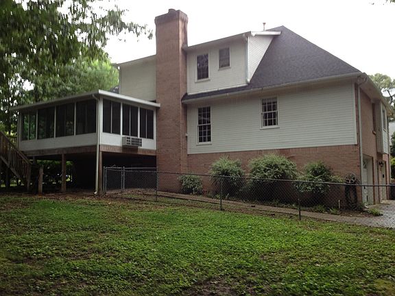 Sunroom big level, fenced lot.