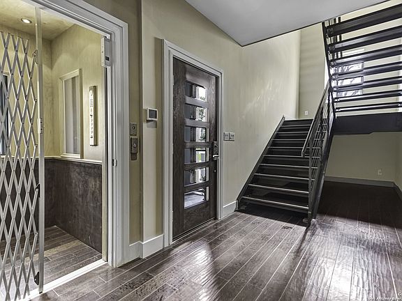 3rd image of 215 Annie St #F