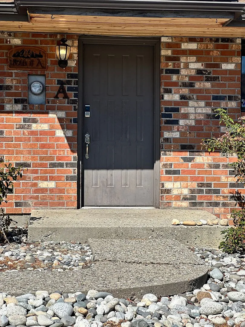 Spacious 2 Bed, 1 Bath Home with Bonus Room, Garage Access & Pet-Friendly! — Photo 1