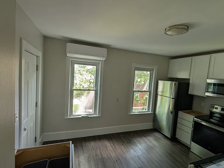 Westminster Ave — Photo 10