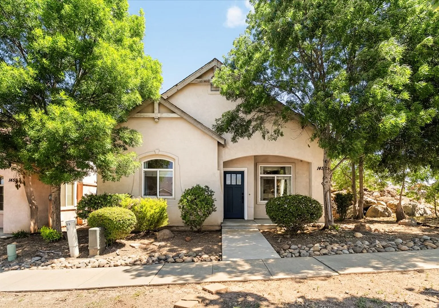 Available NOW - Beautiful Home in California Park — Photo 1