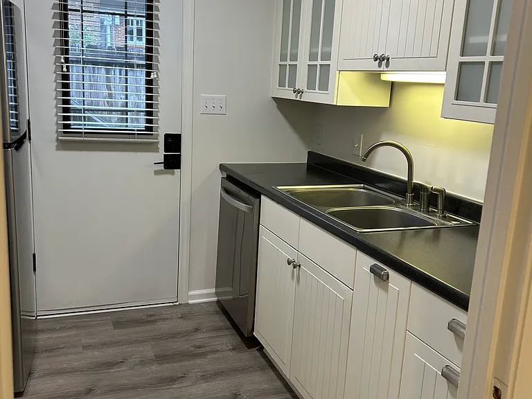 1017 N Ave NE #B — Photo 2