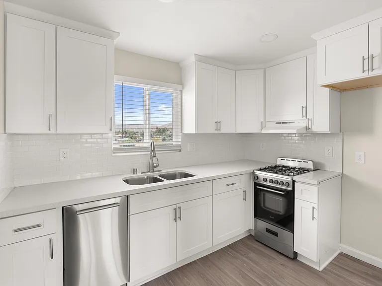 Tyler Arms Apartments - Riverside, CA — Photo 35