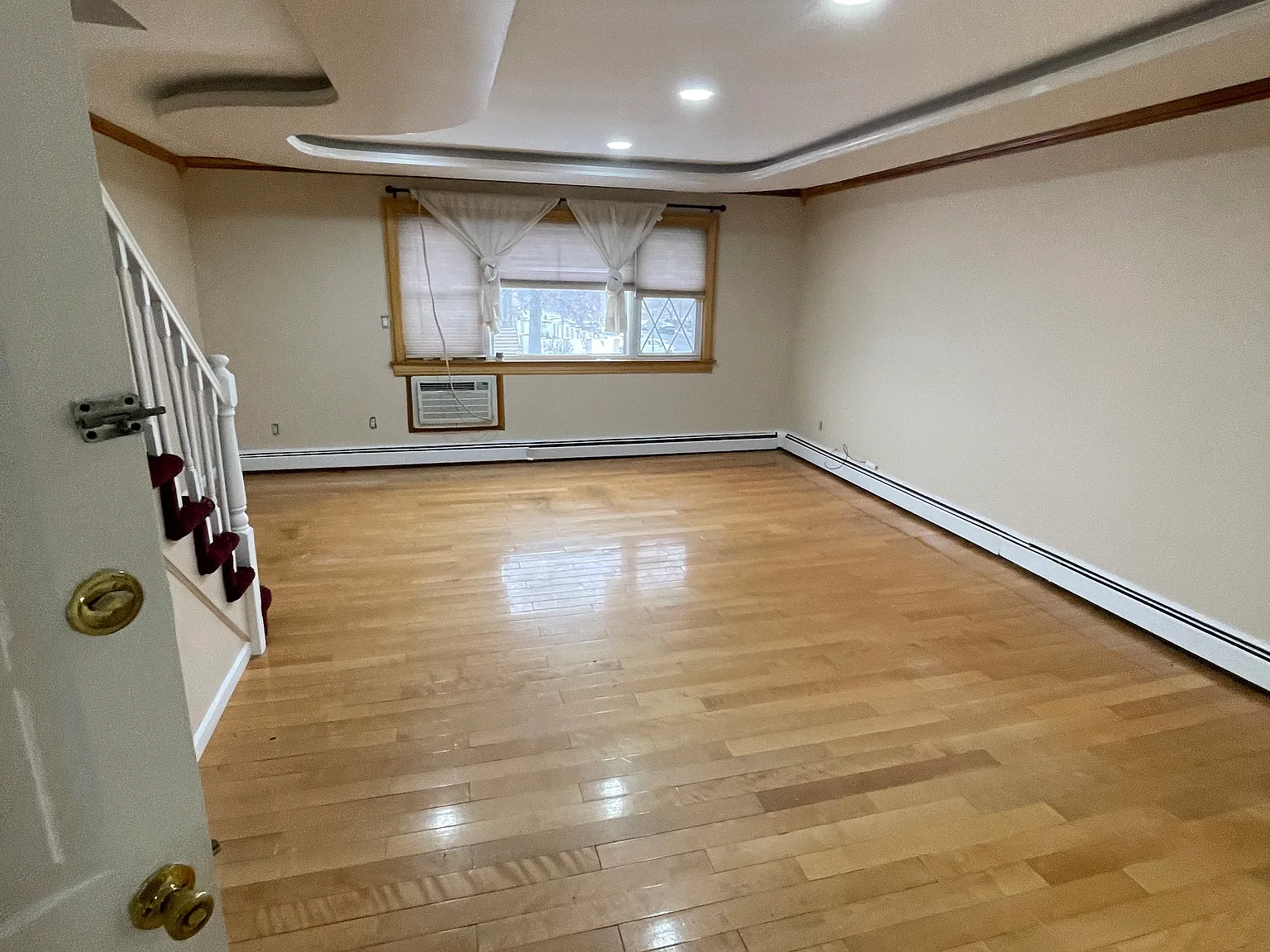 3 bed, 1.5 bath, 2100 sqft, $3,300 — Photo 1
