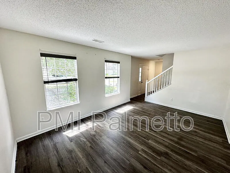 4 bed, 2.5 bath, 2025 sqft, $1,995 — Photo 4