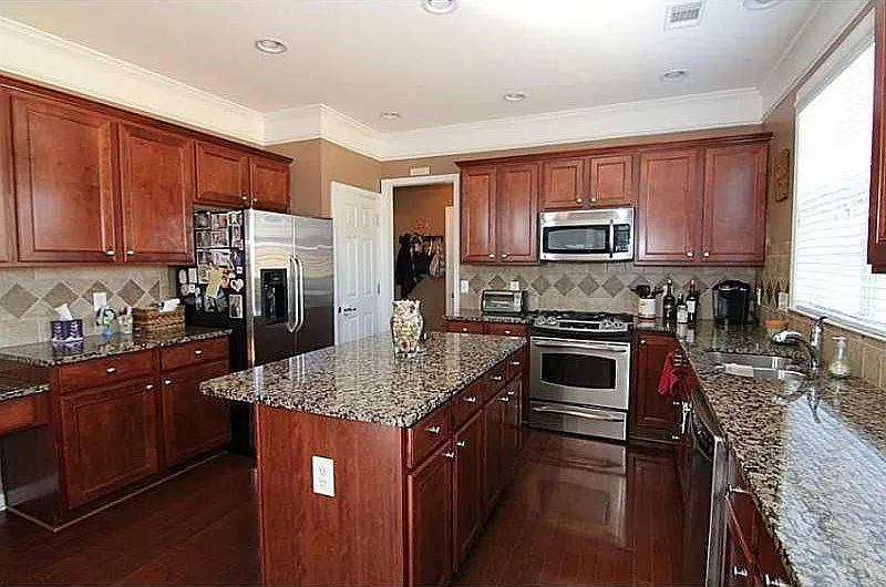4 bed, 3.0 bath, 2251 sqft, $2,600 — Photo 2