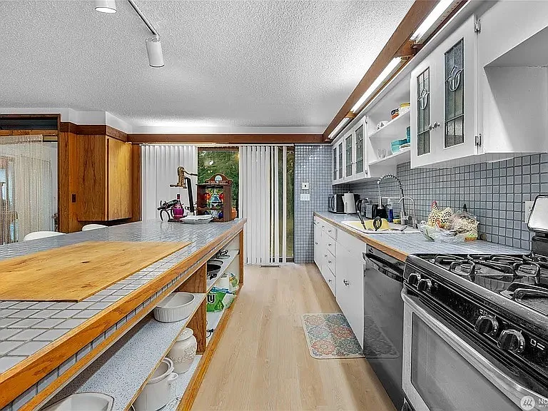 2 bed, 2.5 bath, 2000 sqft, $1,995 — Photo 3