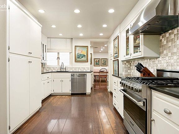 4th image of 45 E 62nd St APT 4A