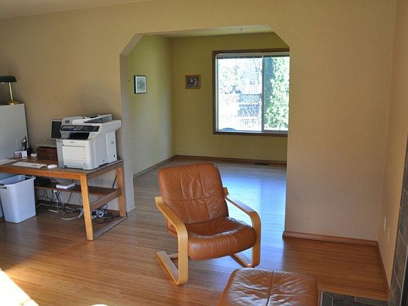 5th image of 542 Meadow Dr SE