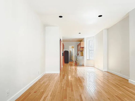 4th image of 527 W 48th St APT 5RW