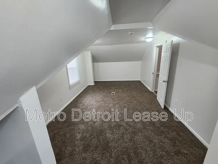 19419 Westphalia St — Photo 8