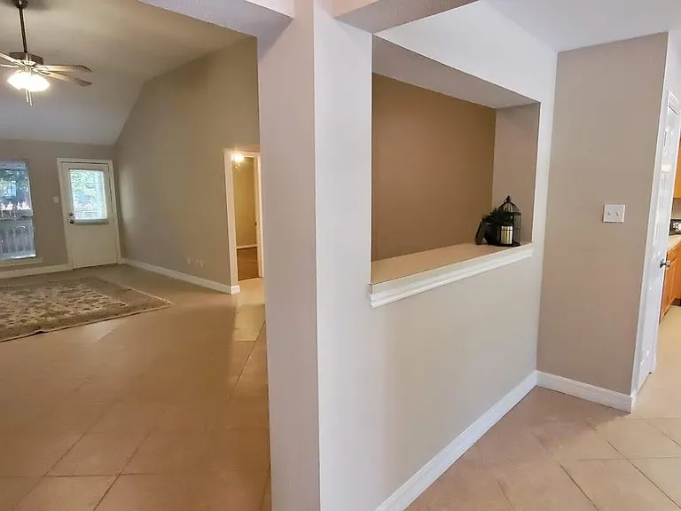 1207 Toby Ln — Photo 3