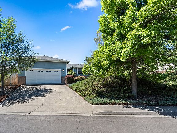 2nd image of 2890 Wedgewood Ln
