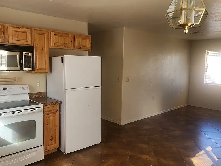 1285 N Bryant Ave — Photo 2