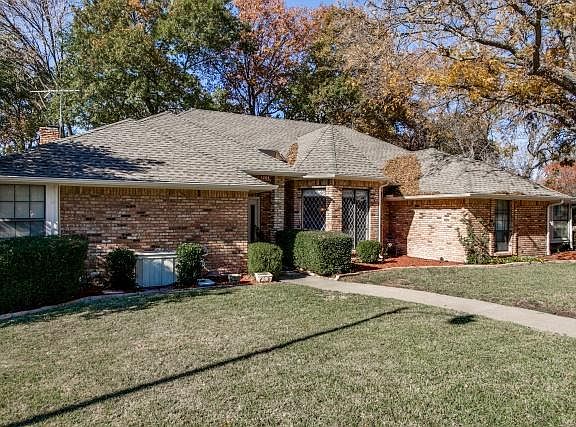 2nd image of 1305 Carolina Ct