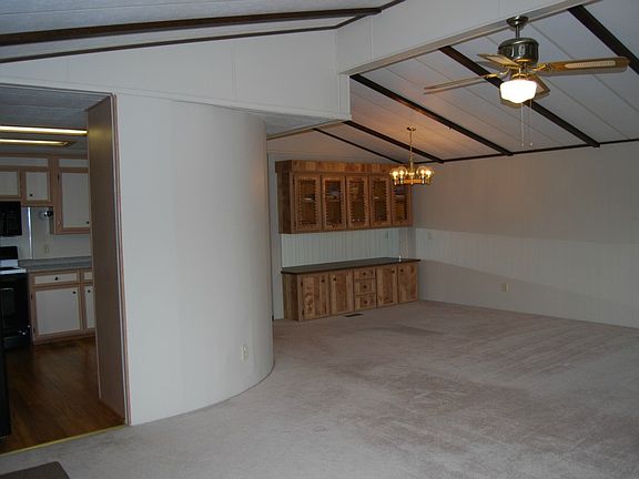5th image of 160 Spruce Dr
