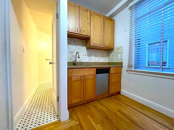 3rd image of 887 Bush St #400