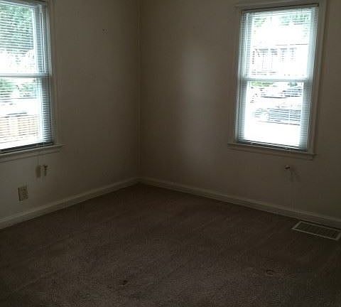 5th image of 910 McLaughlin Cir