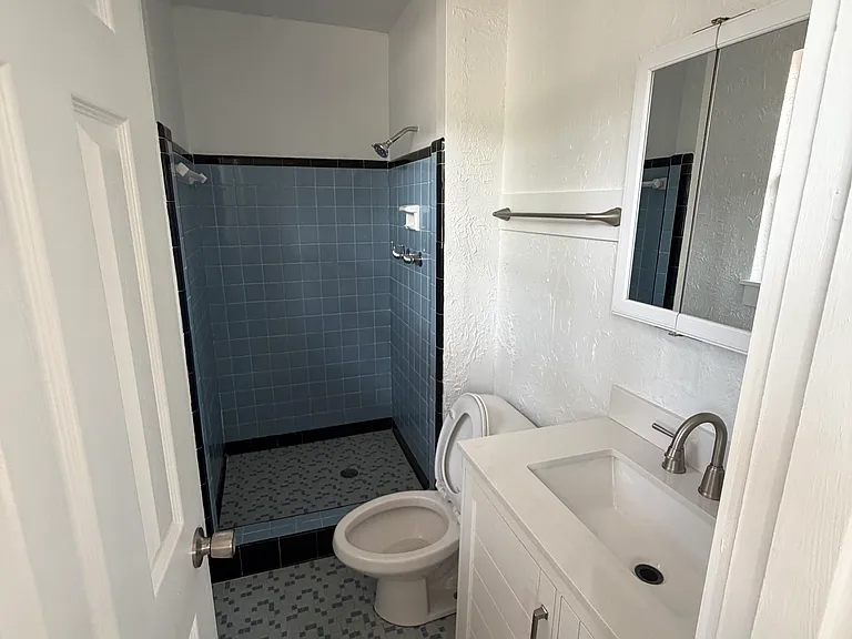 226 California Dr — Photo 13